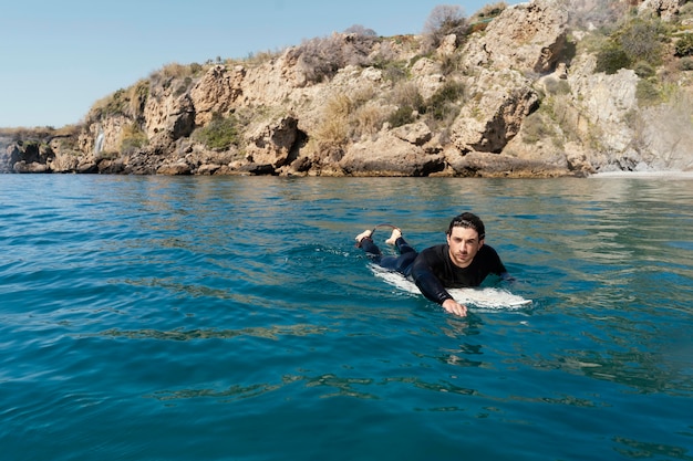 Homem tiro completo na prancha de surf