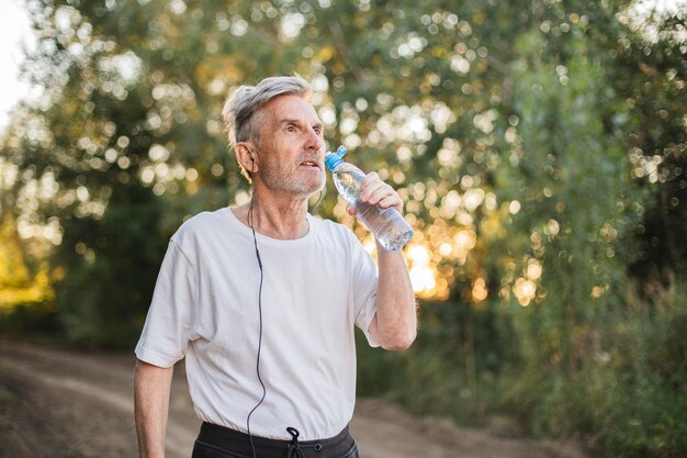 Homem tiro médio bebendo água