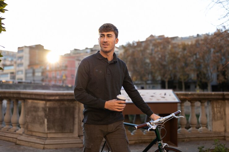Foto grátis homem tiro médio caminhando de bicicleta