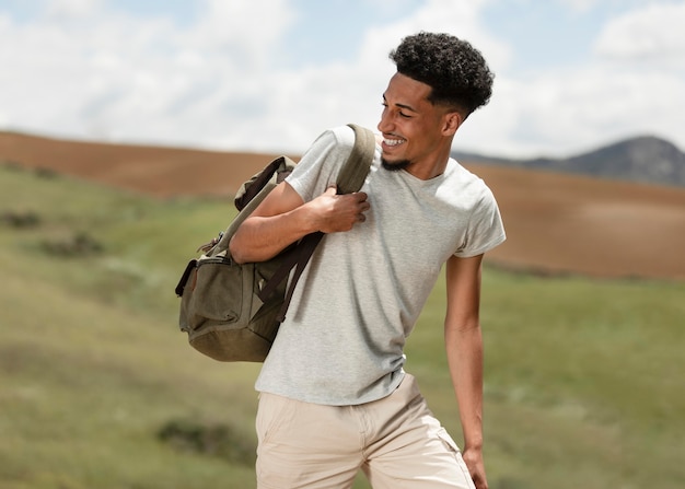 Homem tiro médio carregando mochila