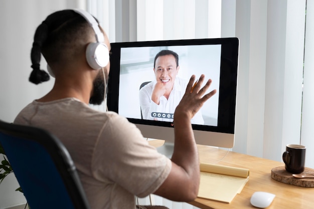 Foto grátis homem tiro médio com computador