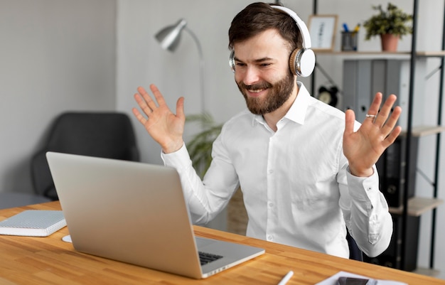 Homem tiro médio com fones de ouvido