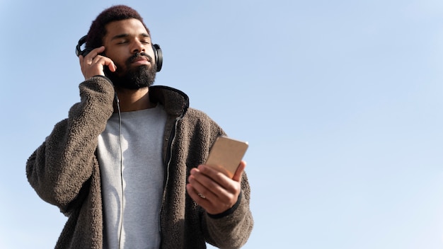 Homem tiro médio com fones de ouvido