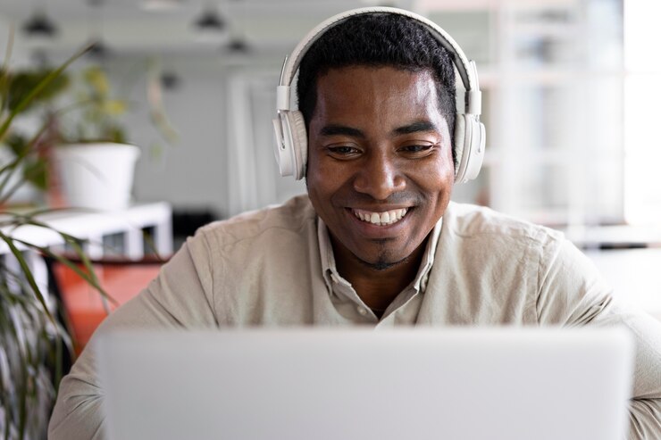 Foto grátis homem tiro médio com laptop
