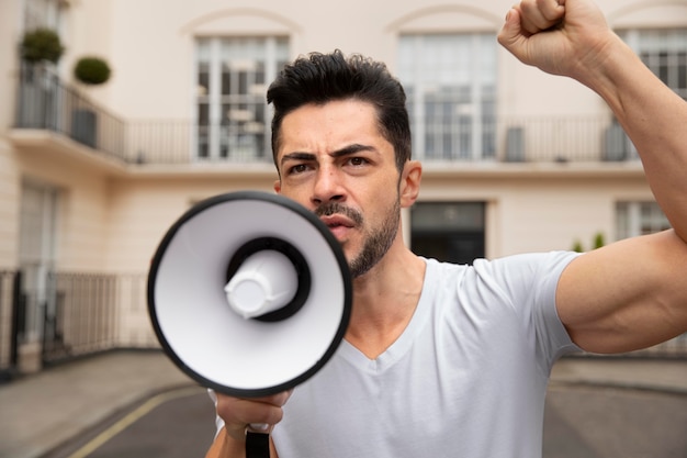 Foto grátis homem tiro médio com megafone