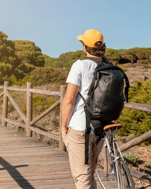 Homem tiro médio com mochila