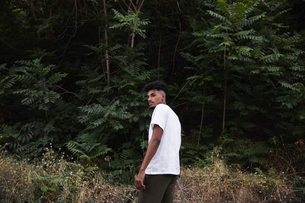 Foto grátis homem tiro médio curtindo a natureza