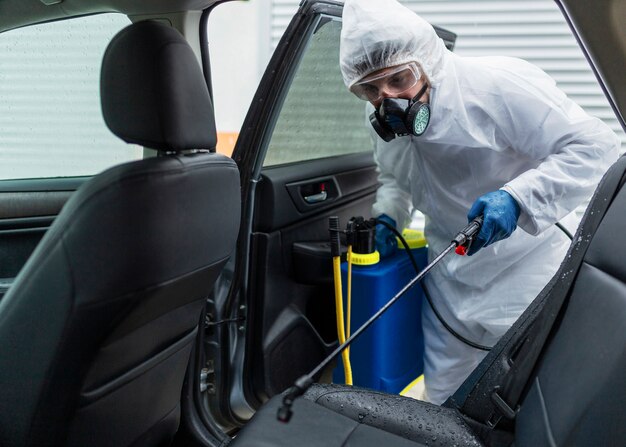 Homem tiro médio desinfetando carro