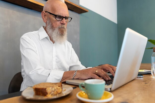 Homem tiro médio digitando no teclado