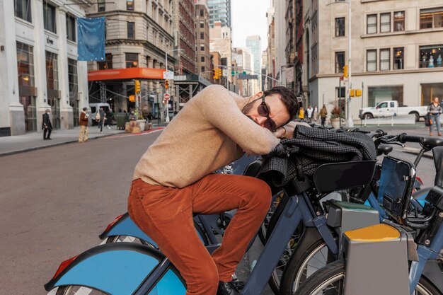 Homem tiro médio dormindo em bicicleta