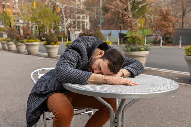 Homem tiro médio dormindo na mesa