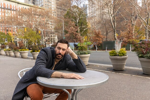 Homem tiro médio dormindo na mesa