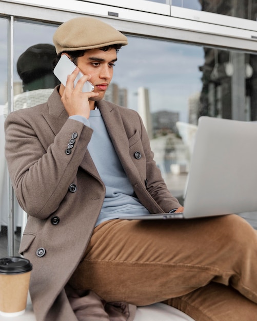 Homem tiro médio falando ao telefone