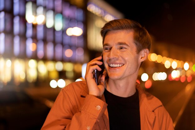 Homem tiro médio falando ao telefone