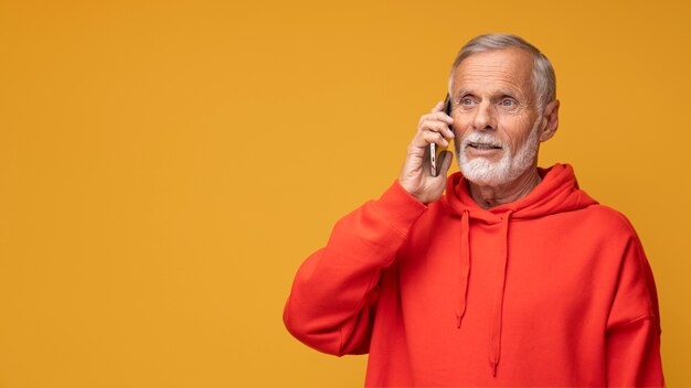 Homem tiro médio falando ao telefone