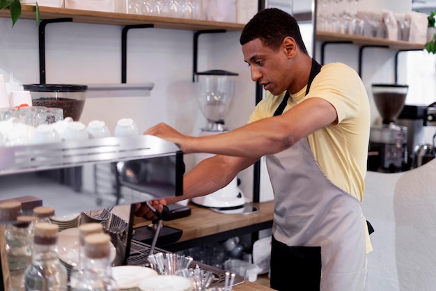 Foto grátis homem tiro médio fazendo café