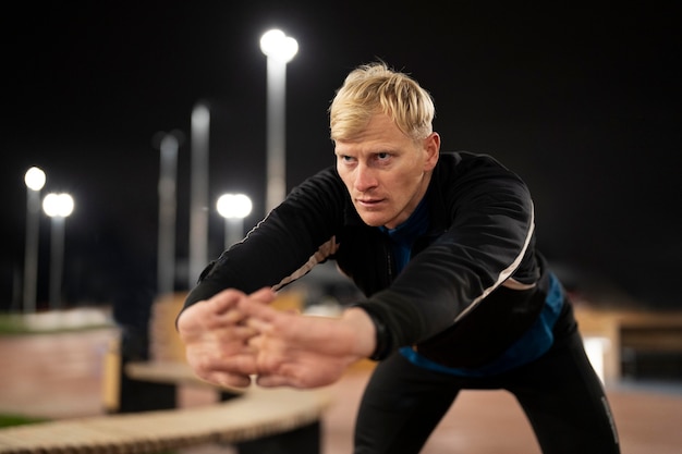 Foto grátis homem tiro médio fazendo esporte ao ar livre