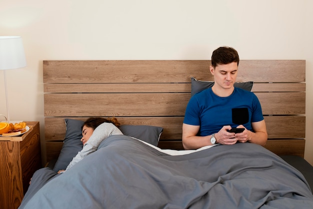 Foto grátis homem tiro médio segurando o telefone