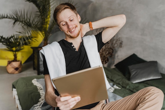 Foto grátis homem tiro médio segurando tablet