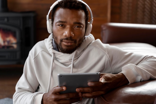 Foto grátis homem tiro médio segurando tablet