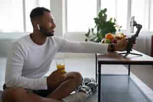 Foto grátis homem tiro médio segurando um copo de suco