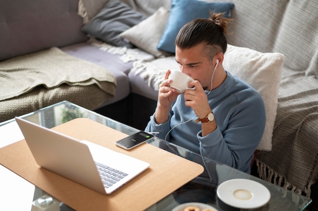 Foto grátis homem tiro médio tomando café