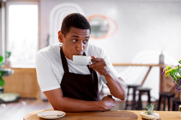 Foto grátis homem tiro médio tomando café