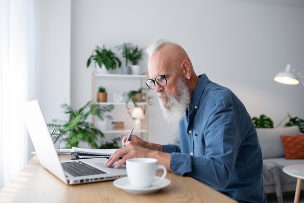 Homem tiro médio tomando notas