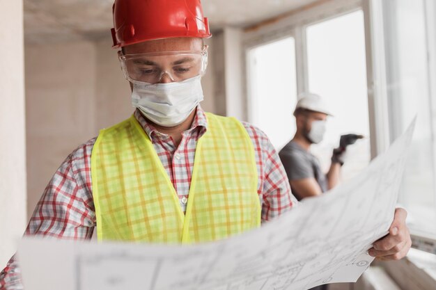 Homem tiro médio usando equipamento de segurança