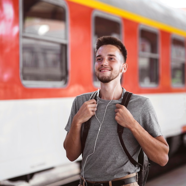 Foto grátis homem tiro médio usando fones de ouvido