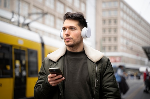 Homem tiro médio usando fones de ouvido