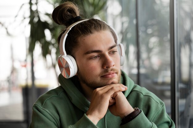 Homem tiro médio usando fones de ouvido