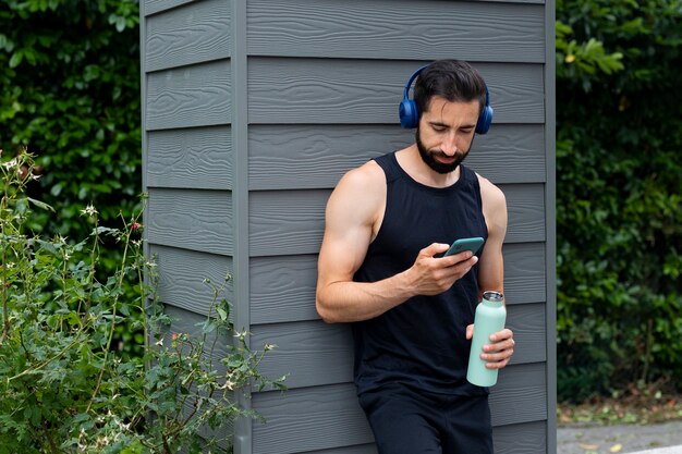 Homem tiro médio usando fones de ouvido