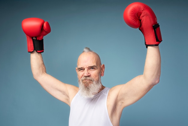 Foto grátis homem tiro médio usando luvas