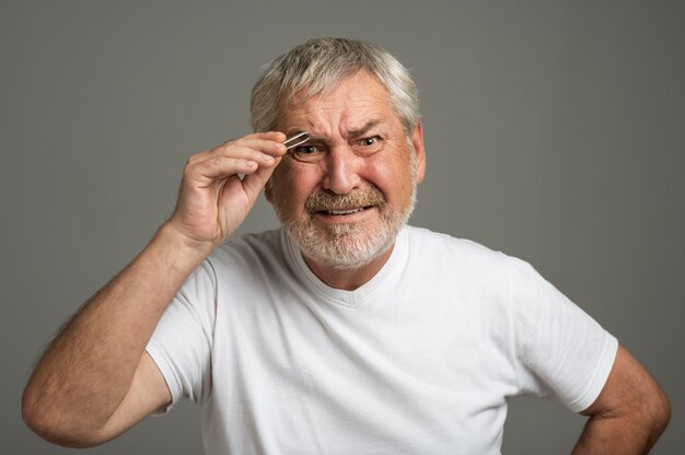 Homem tiro médio usando uma pinça