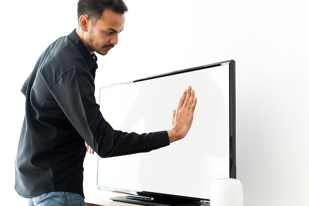 Homem tocando a tela da smart TV