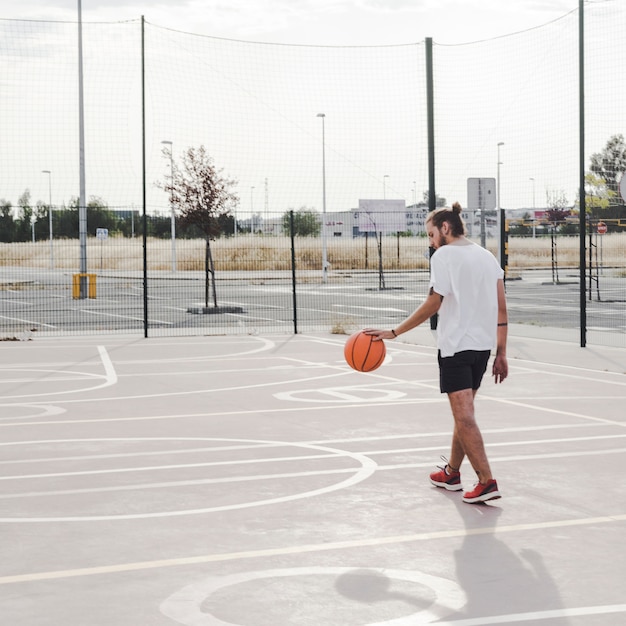 Foto grátis homem, tocando, basquetebol