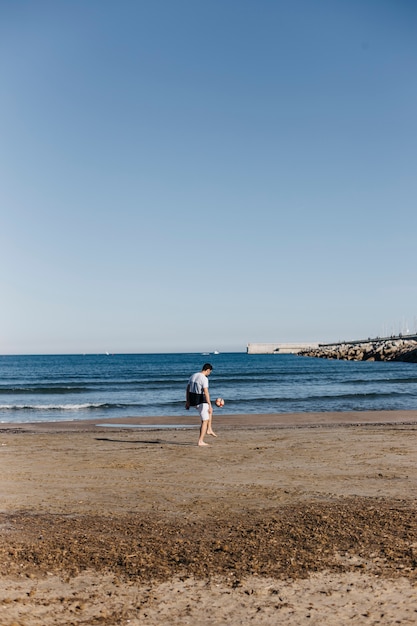 Homem, tocando, futebol, praia