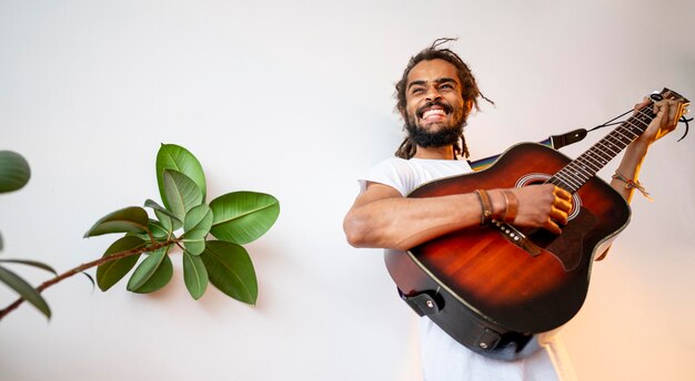 Homem tocando guitarra com espaço de cópia