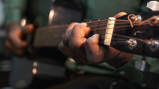 Homem tocando música no dia internacional do jazz