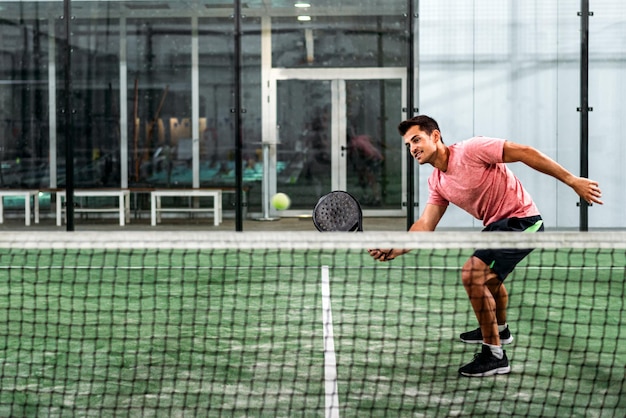 Homem tocando padel