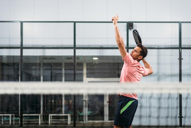 Homem tocando padel