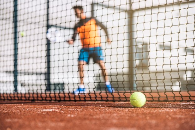 Homem tocando padel