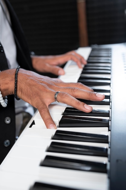 Homem tocando piano em close-up de uma estação de rádio