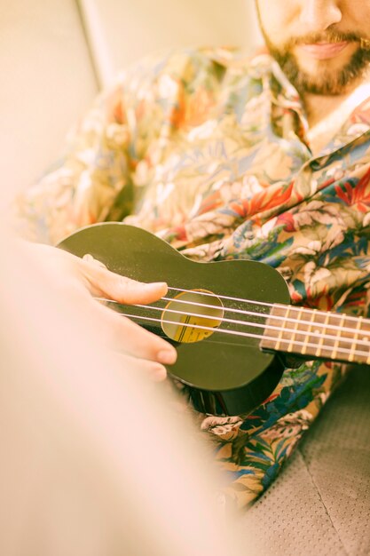 Homem, tocando, ukulele