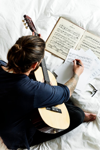 Foto grátis homem, tocando, um, guirtar, compondo