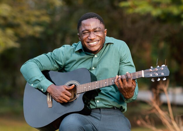 Homem tocando um instrumento no dia internacional do jazz