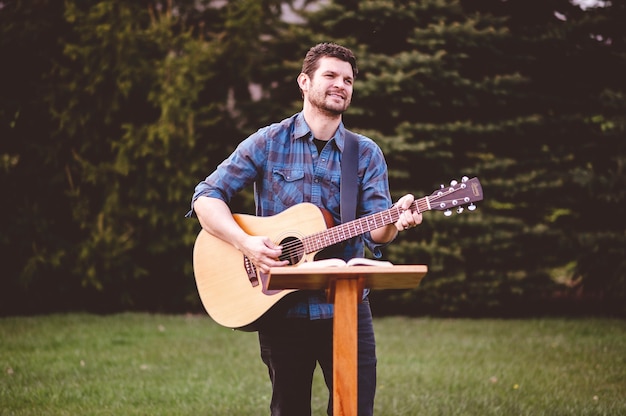 homem tocando violão no parque