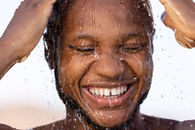 Homem tomando banho ao ar livre vista frontal