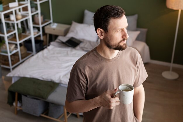 Homem tomando café em casa